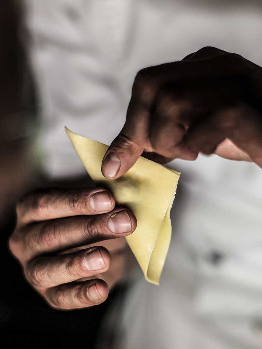 Chianti Cooking School — studenti al lavoro sui piani di marmo di Carrara