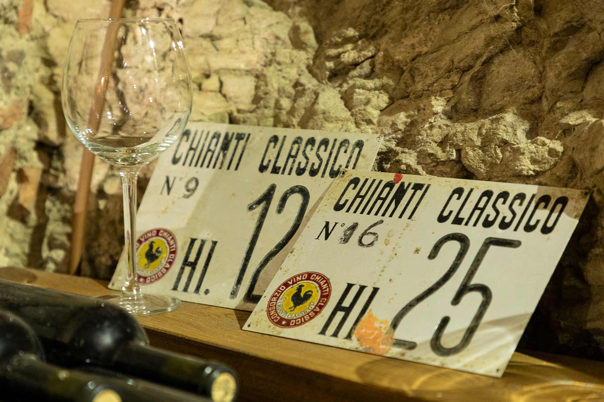 Vecchie targhe del Consorzio Chianti Classico con il Gallo Nero e un calice di vino
