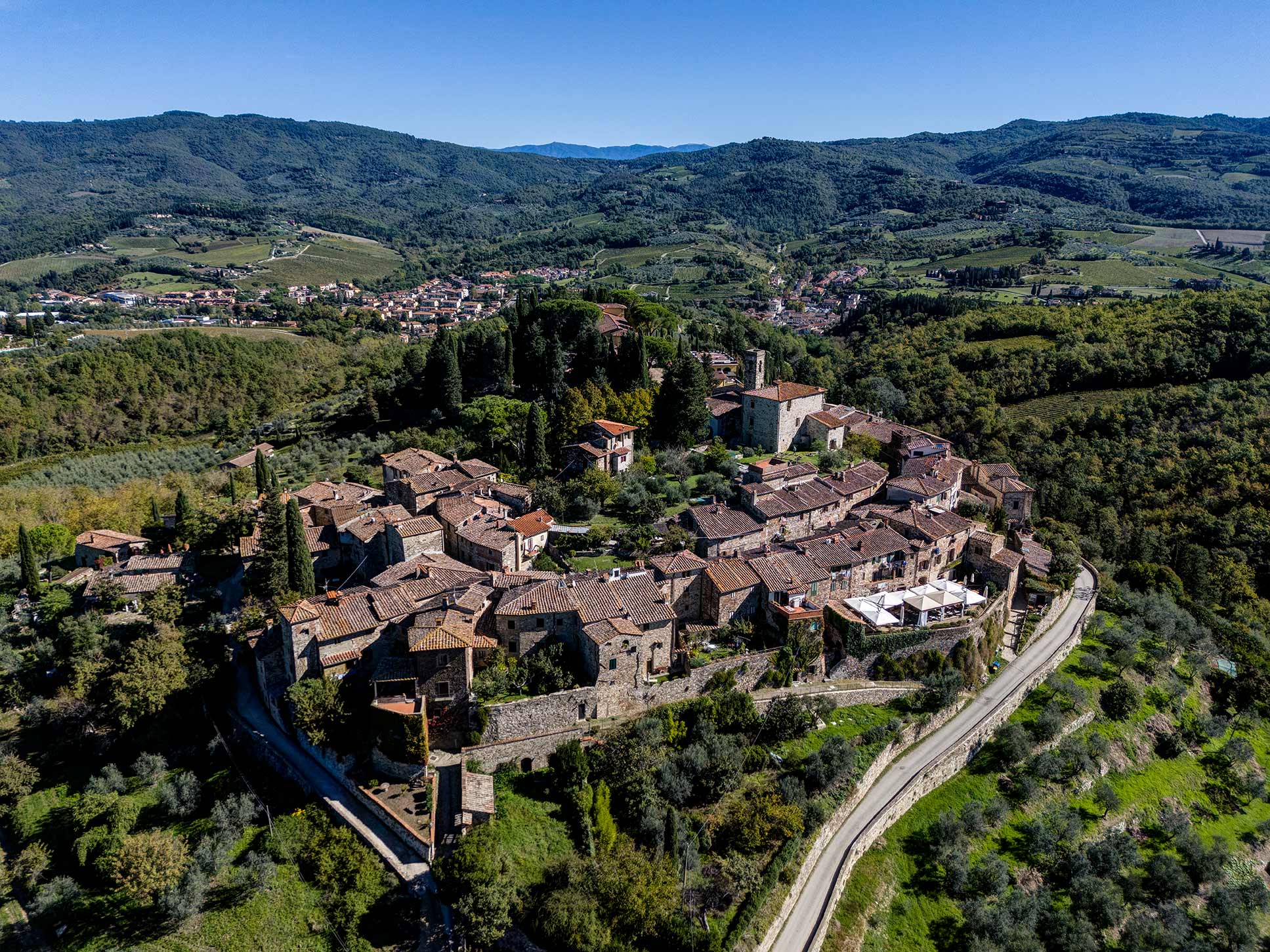 Vista aerea di Montefioralle con le sue mura medievali circolari tra le colline del Chianti